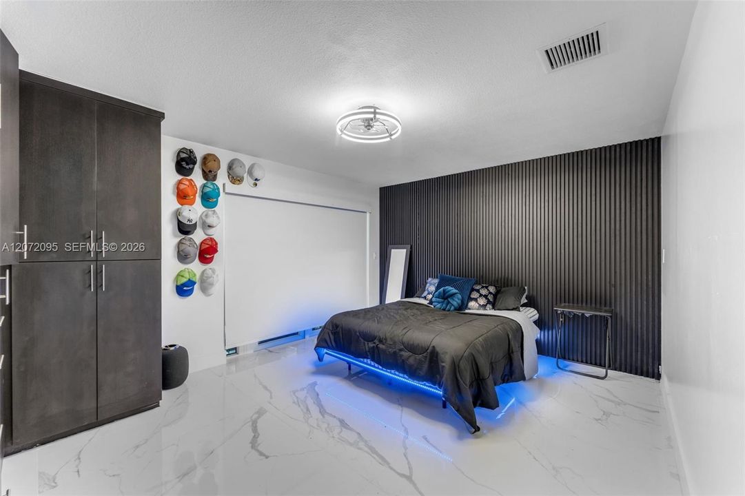 En Venta: $1,550,999 (4 camas, 3 baños, 2399 Pies cuadrados)