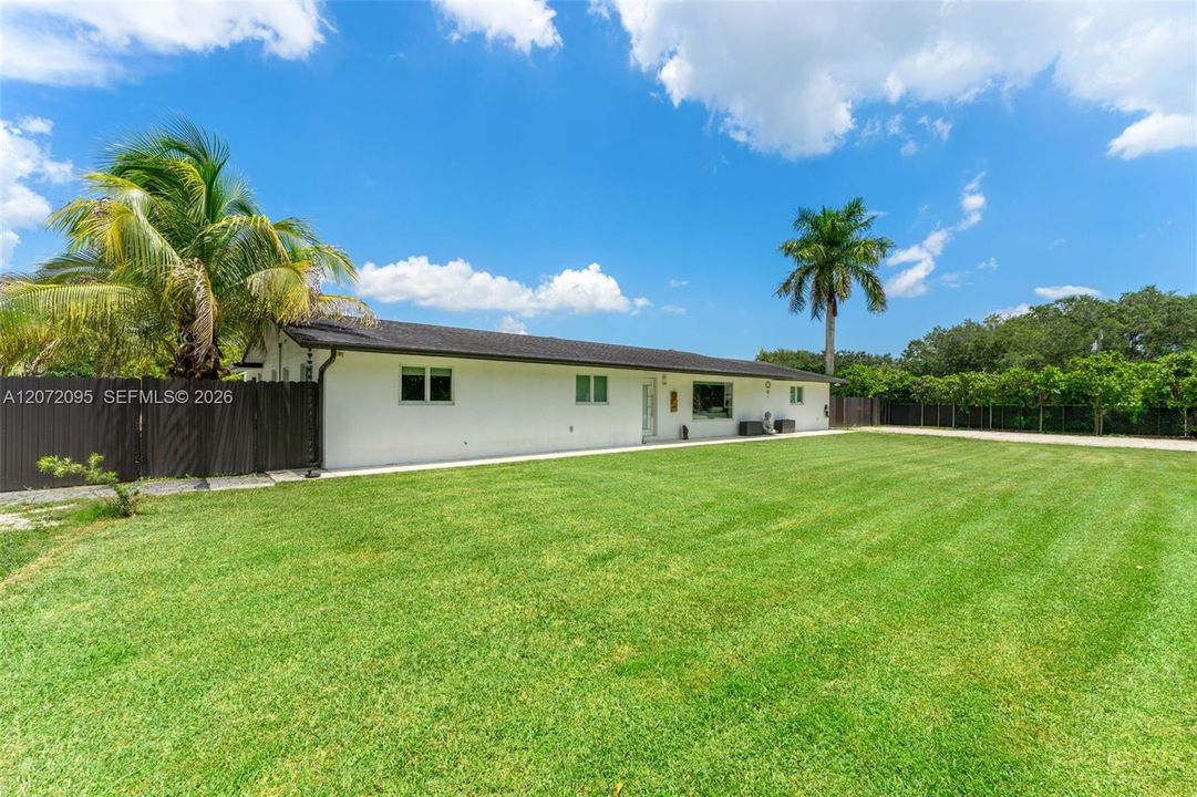 En Venta: $1,550,999 (4 camas, 3 baños, 2399 Pies cuadrados)