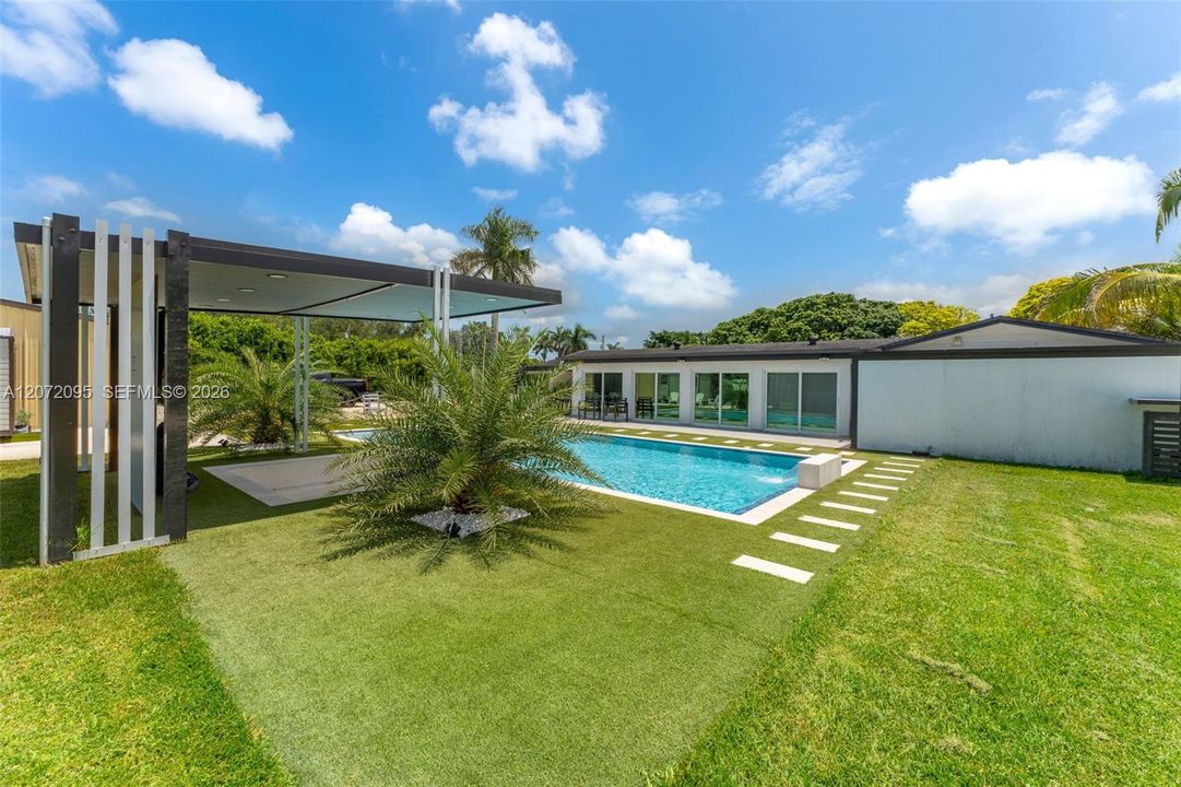 En Venta: $1,550,999 (4 camas, 3 baños, 2399 Pies cuadrados)