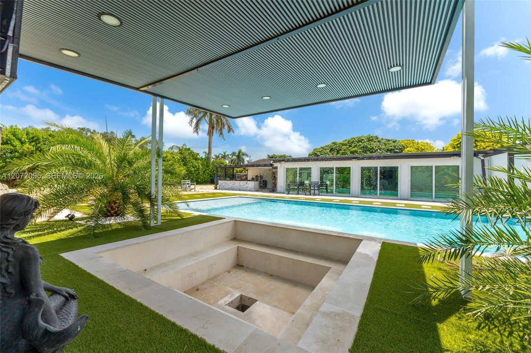 En Venta: $1,550,999 (4 camas, 3 baños, 2399 Pies cuadrados)
