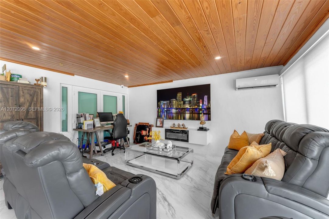 En Venta: $1,550,999 (4 camas, 3 baños, 2399 Pies cuadrados)