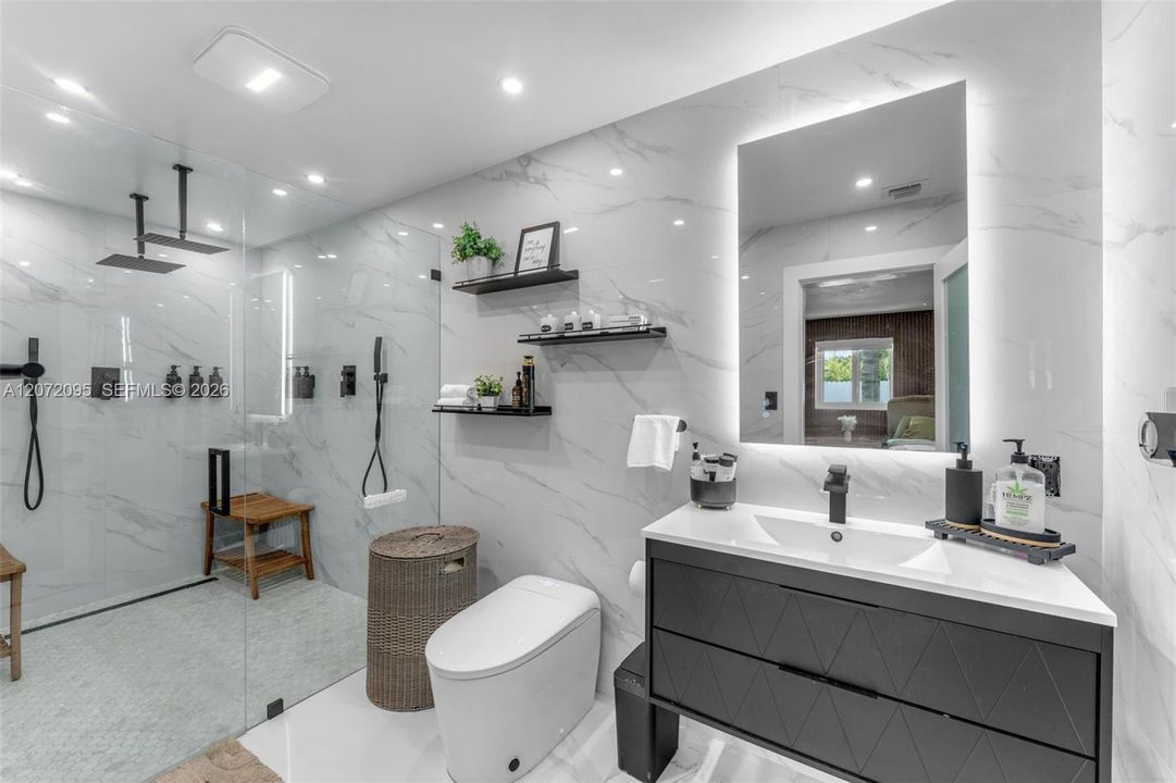 En Venta: $1,550,999 (4 camas, 3 baños, 2399 Pies cuadrados)