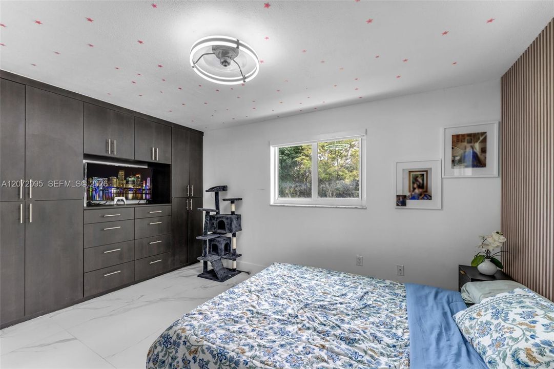 En Venta: $1,550,999 (4 camas, 3 baños, 2399 Pies cuadrados)