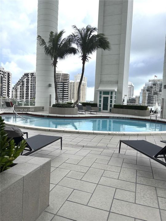 For Sale: $1,675,000 (2 beds, 2 baths, 1572 Square Feet)