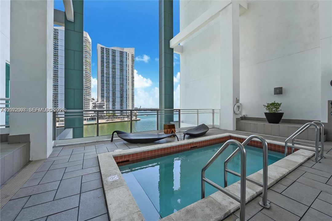 For Sale: $1,675,000 (2 beds, 2 baths, 1572 Square Feet)