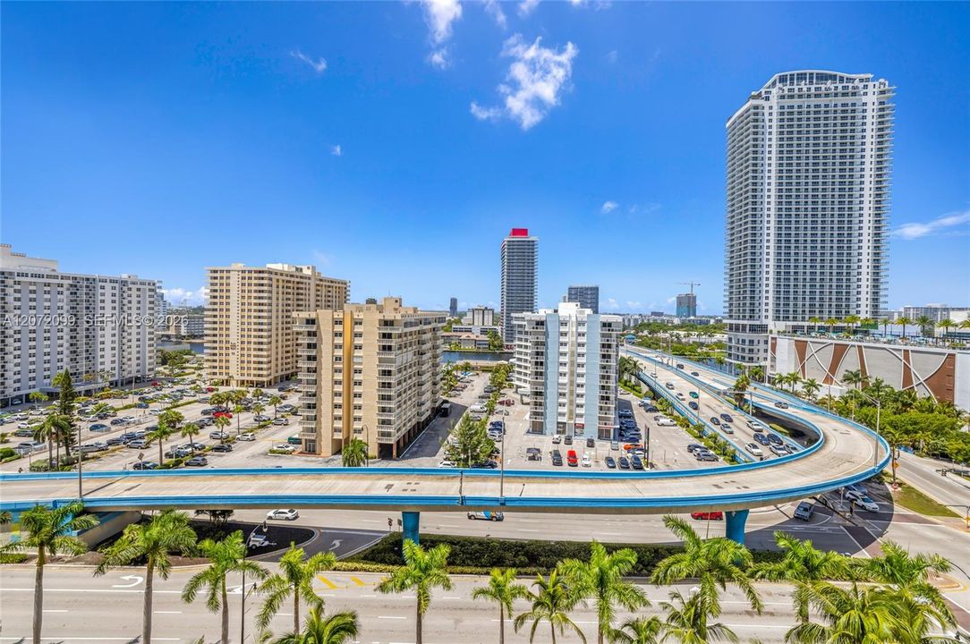 En Venta: $950,000 (3 camas, 3 baños, 1571 Pies cuadrados)