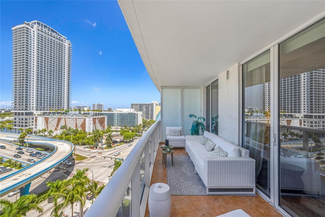 En Venta: $950,000 (3 camas, 3 baños, 1571 Pies cuadrados)