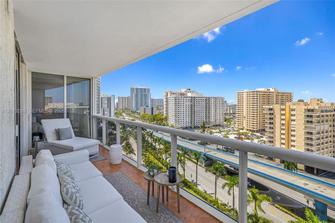 En Venta: $950,000 (3 camas, 3 baños, 1571 Pies cuadrados)