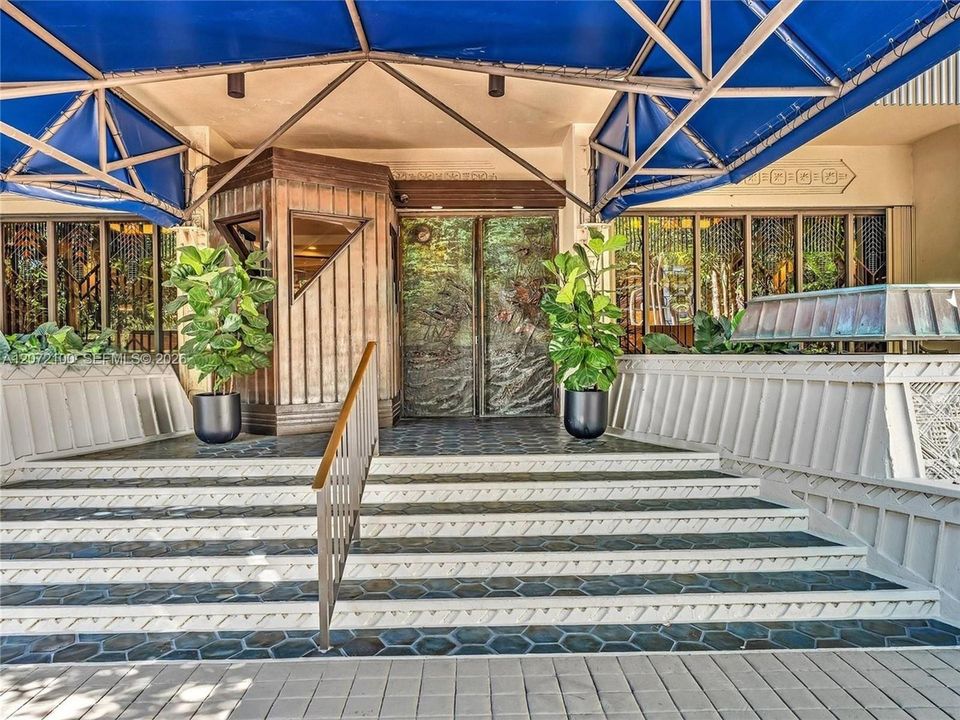 For Sale: $1,985,000 (3 beds, 2 baths, 1587 Square Feet)