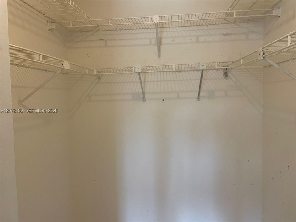 WALK IN CLOSET