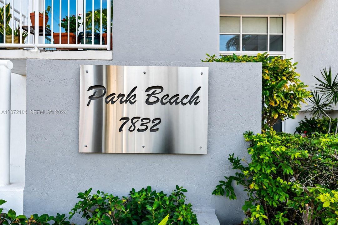 For Sale: $420,000 (2 beds, 2 baths, 990 Square Feet)