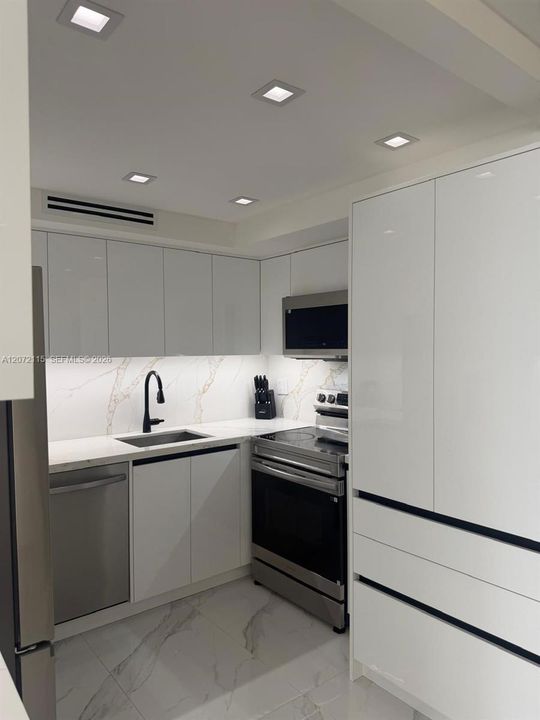 For Rent: $3,500 (2 beds, 2 baths, 943 Square Feet)