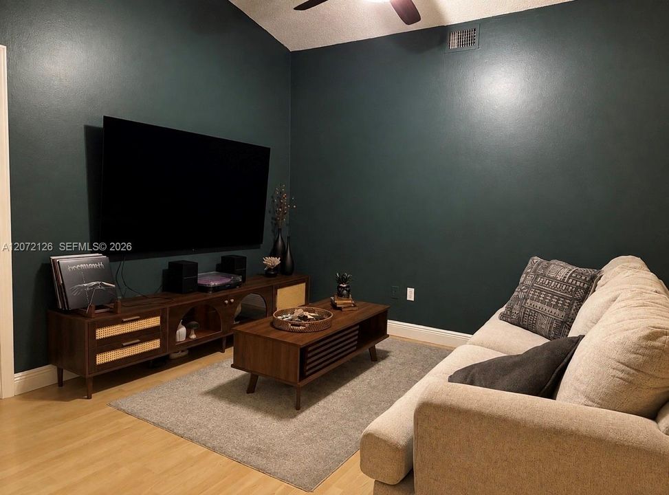 For Rent: $2,550 (2 beds, 2 baths, 979 Square Feet)
