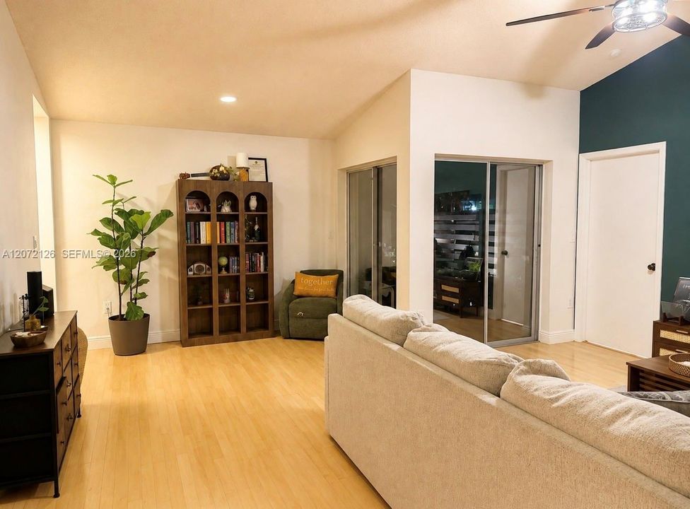For Rent: $2,550 (2 beds, 2 baths, 979 Square Feet)