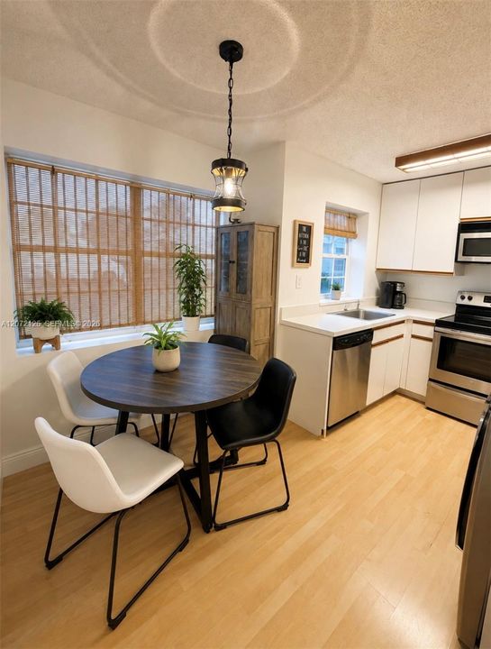 For Rent: $2,550 (2 beds, 2 baths, 979 Square Feet)