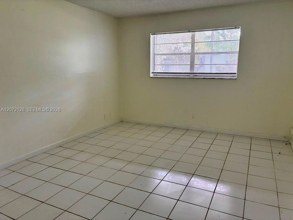 Active With Contract: $115,000 (1 beds, 1 baths, 720 Square Feet)