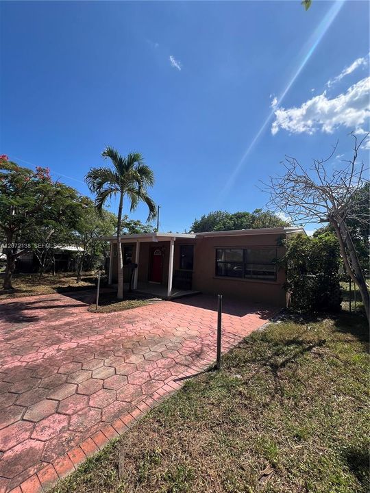 For Sale: $300,000 (3 beds, 1 baths, 920 Square Feet)