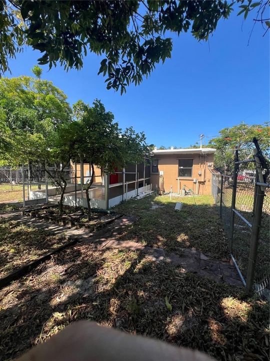 For Sale: $300,000 (3 beds, 1 baths, 920 Square Feet)