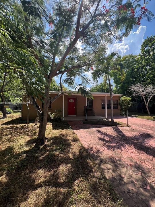 For Sale: $300,000 (3 beds, 1 baths, 920 Square Feet)