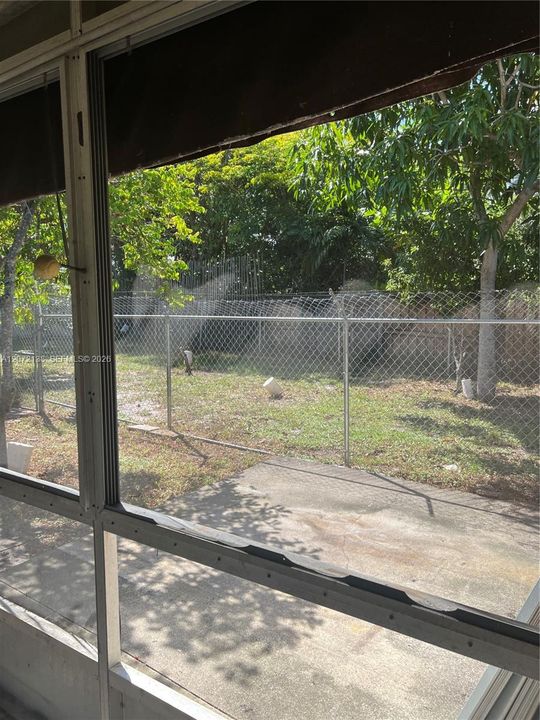 For Sale: $300,000 (3 beds, 1 baths, 920 Square Feet)