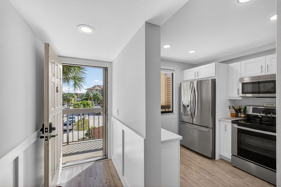 ENTRYWAY/KITCHEN