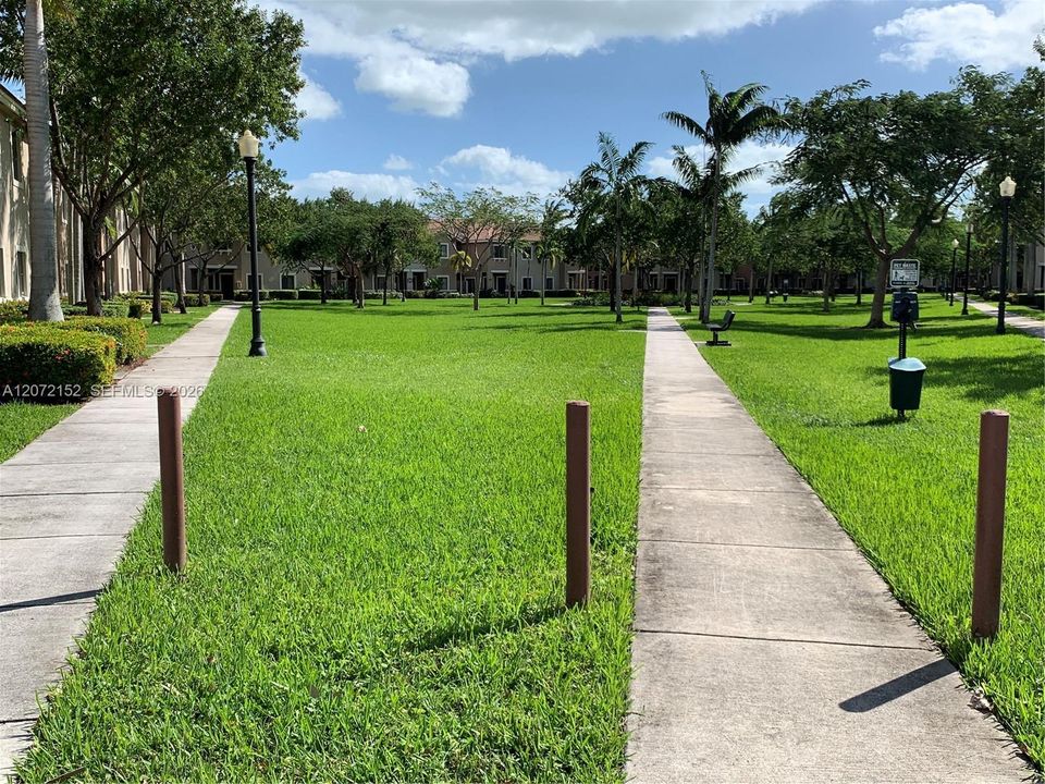 For Sale: $270,000 (2 beds, 2 baths, 817 Square Feet)