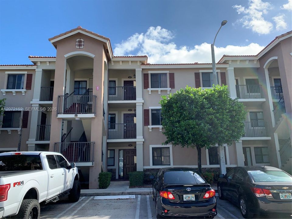 For Sale: $270,000 (2 beds, 2 baths, 817 Square Feet)