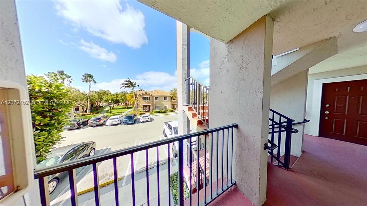For Sale: $270,000 (2 beds, 2 baths, 817 Square Feet)