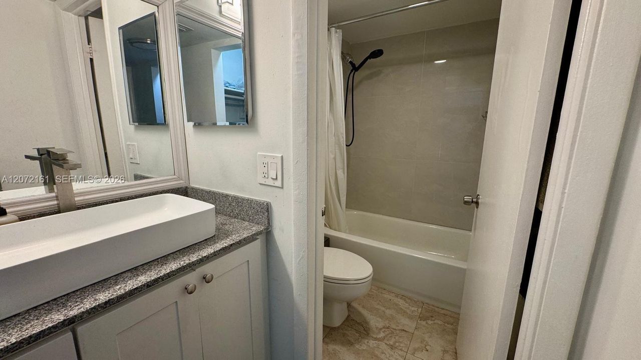 For Sale: $240,000 (2 beds, 2 baths, 1040 Square Feet)