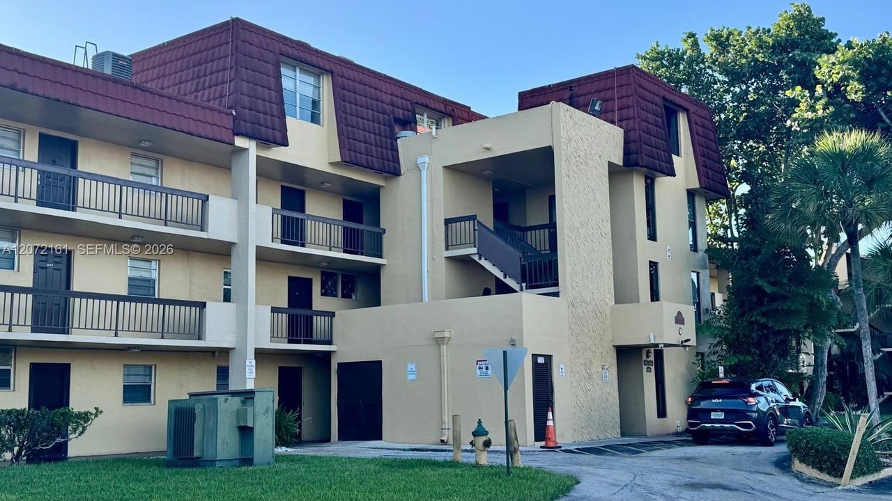For Sale: $240,000 (2 beds, 2 baths, 1040 Square Feet)