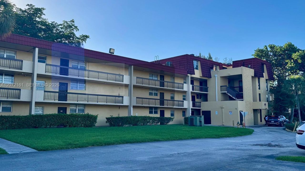 For Sale: $240,000 (2 beds, 2 baths, 1040 Square Feet)