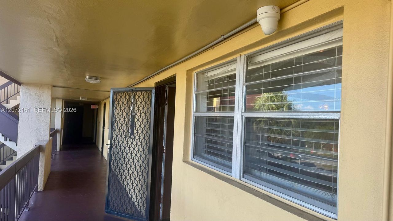 For Sale: $240,000 (2 beds, 2 baths, 1040 Square Feet)