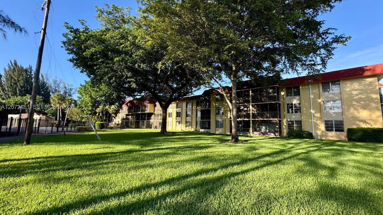 For Sale: $240,000 (2 beds, 2 baths, 1040 Square Feet)
