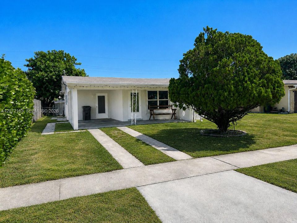 For Rent: $3,399 (4 beds, 2 baths, 1679 Square Feet)
