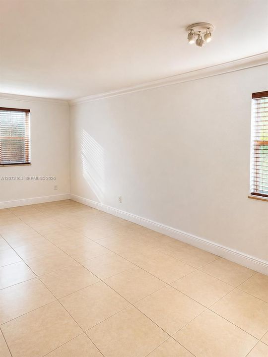 For Sale: $179,900 (1 beds, 1 baths, 764 Square Feet)