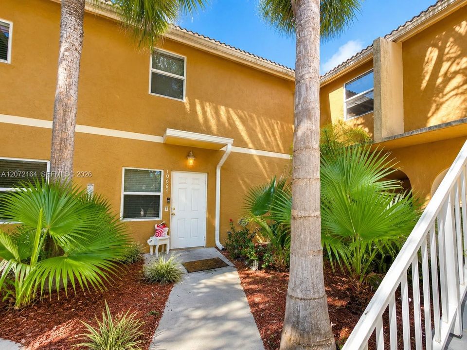 For Sale: $179,900 (1 beds, 1 baths, 764 Square Feet)