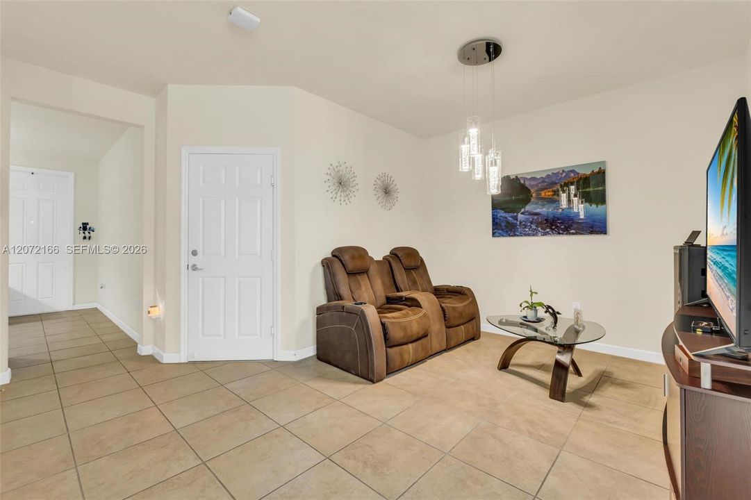 For Rent: $3,250 (3 beds, 2 baths, 1565 Square Feet)