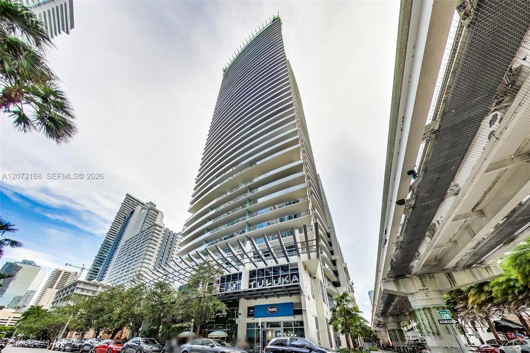 For Rent: $3,800 (1 beds, 1 baths, 812 Square Feet)