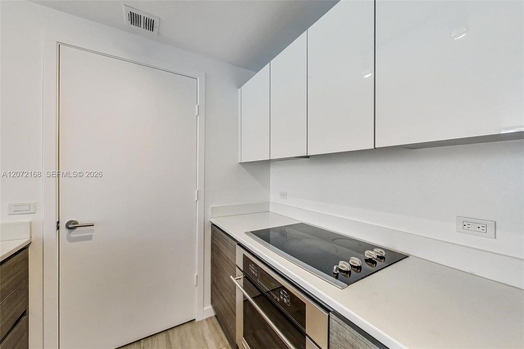 For Rent: $3,800 (1 beds, 1 baths, 812 Square Feet)