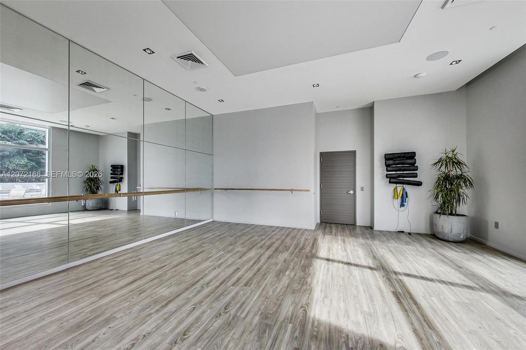 For Rent: $3,800 (1 beds, 1 baths, 812 Square Feet)
