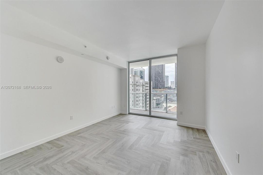 For Rent: $3,800 (1 beds, 1 baths, 812 Square Feet)