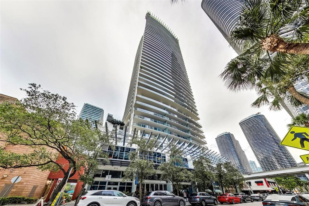 For Rent: $3,800 (1 beds, 1 baths, 812 Square Feet)