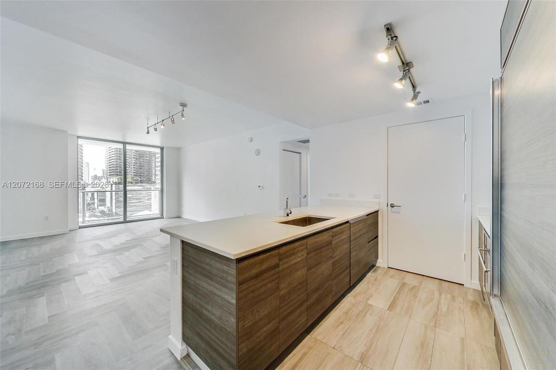 For Rent: $3,800 (1 beds, 1 baths, 812 Square Feet)