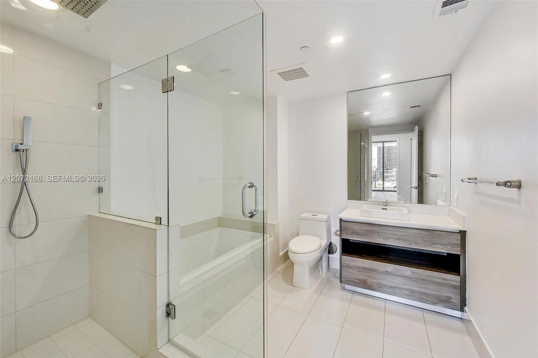 For Rent: $3,800 (1 beds, 1 baths, 812 Square Feet)