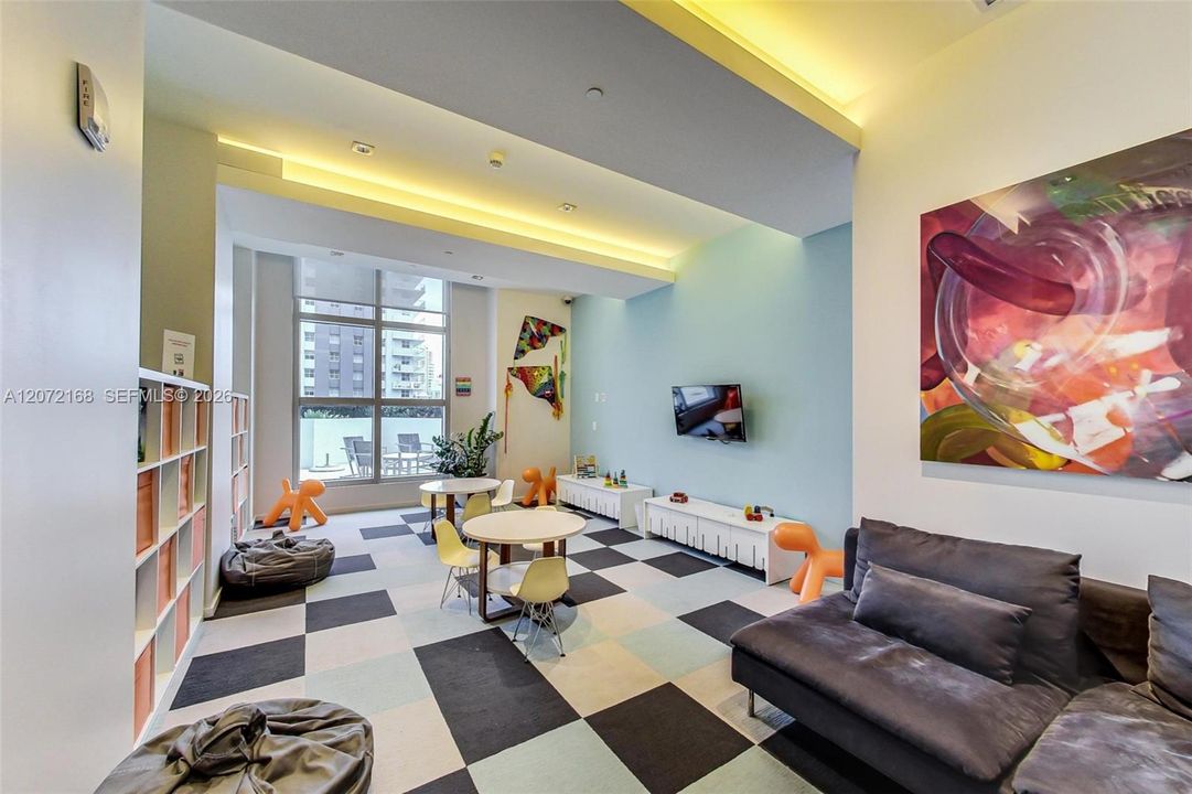 For Rent: $3,800 (1 beds, 1 baths, 812 Square Feet)