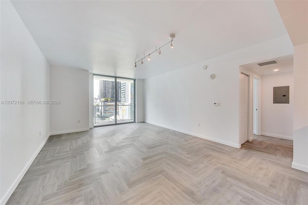 For Rent: $3,800 (1 beds, 1 baths, 812 Square Feet)