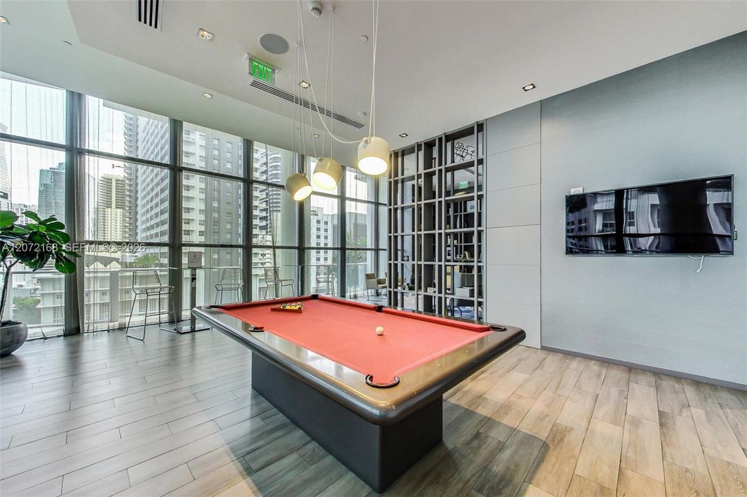 For Rent: $3,800 (1 beds, 1 baths, 812 Square Feet)