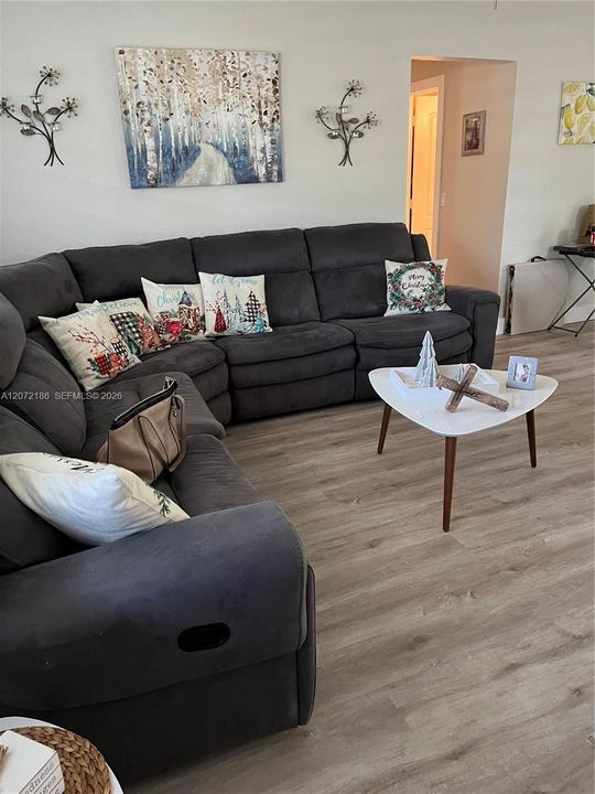 For Sale: $484,000 (2 beds, 1 baths, 897 Square Feet)