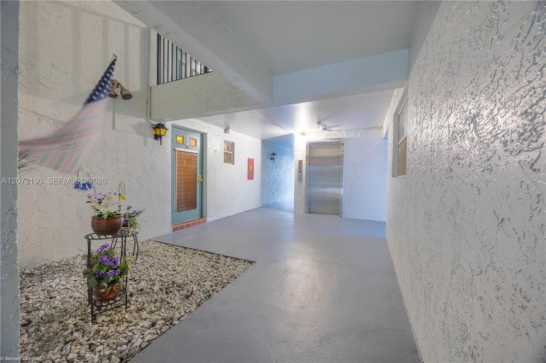 For Sale: $215,000 (2 beds, 2 baths, 1078 Square Feet)