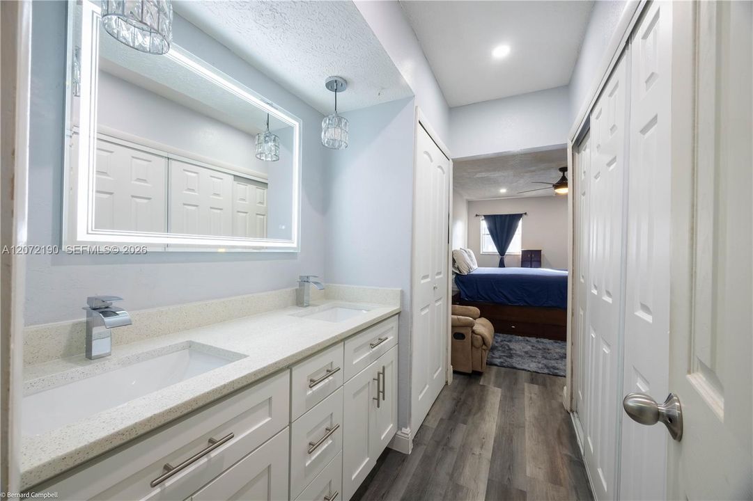 For Sale: $215,000 (2 beds, 2 baths, 1078 Square Feet)